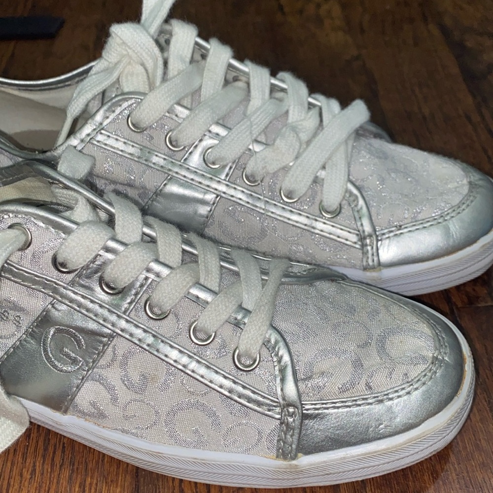 G BY GUESS SILVER SPARKLY ALL OVER PRINT SNEAKERS • like new • size 7.5 •